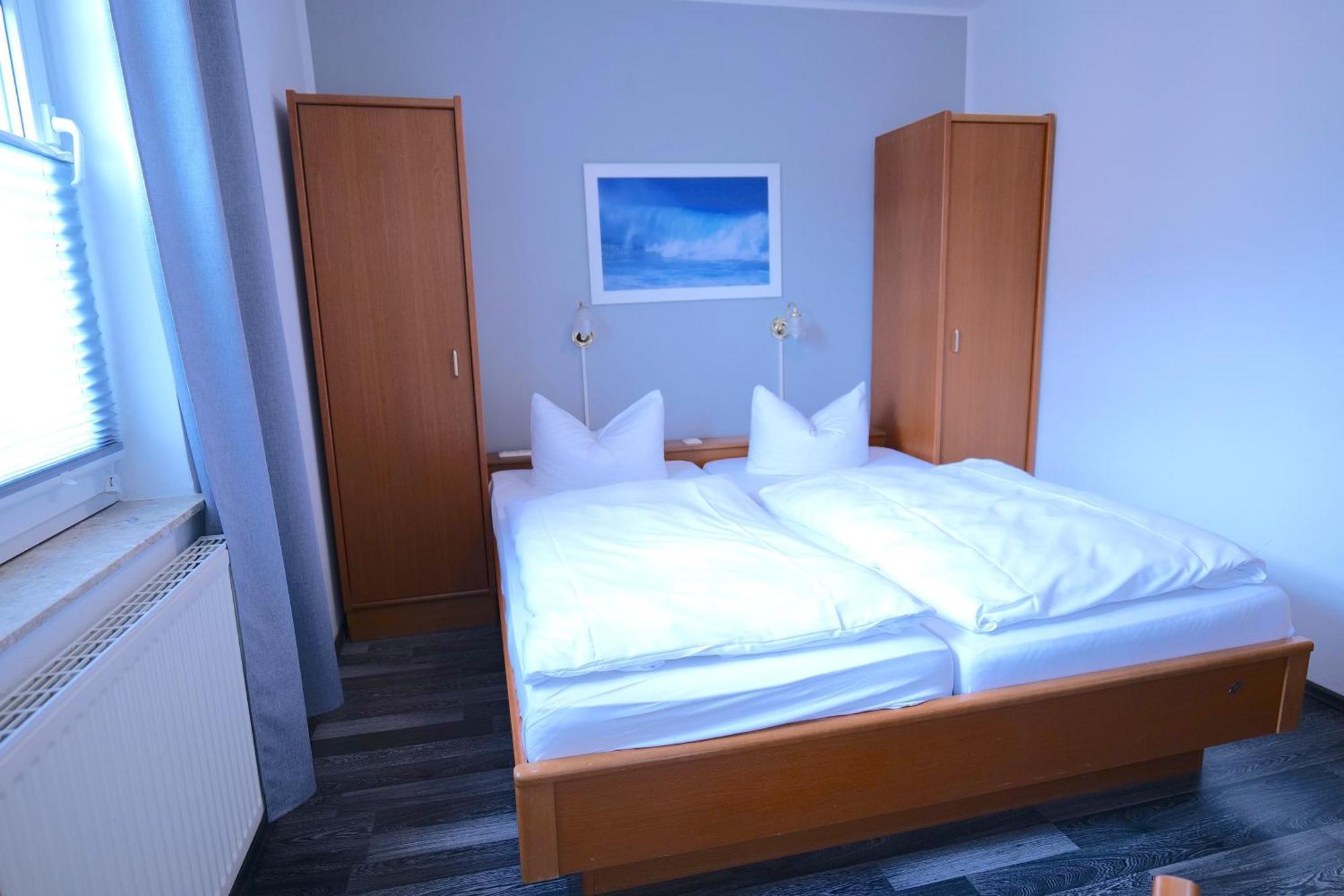 Hotel & Restaurant Am Bodden Putbus Bagian luar foto